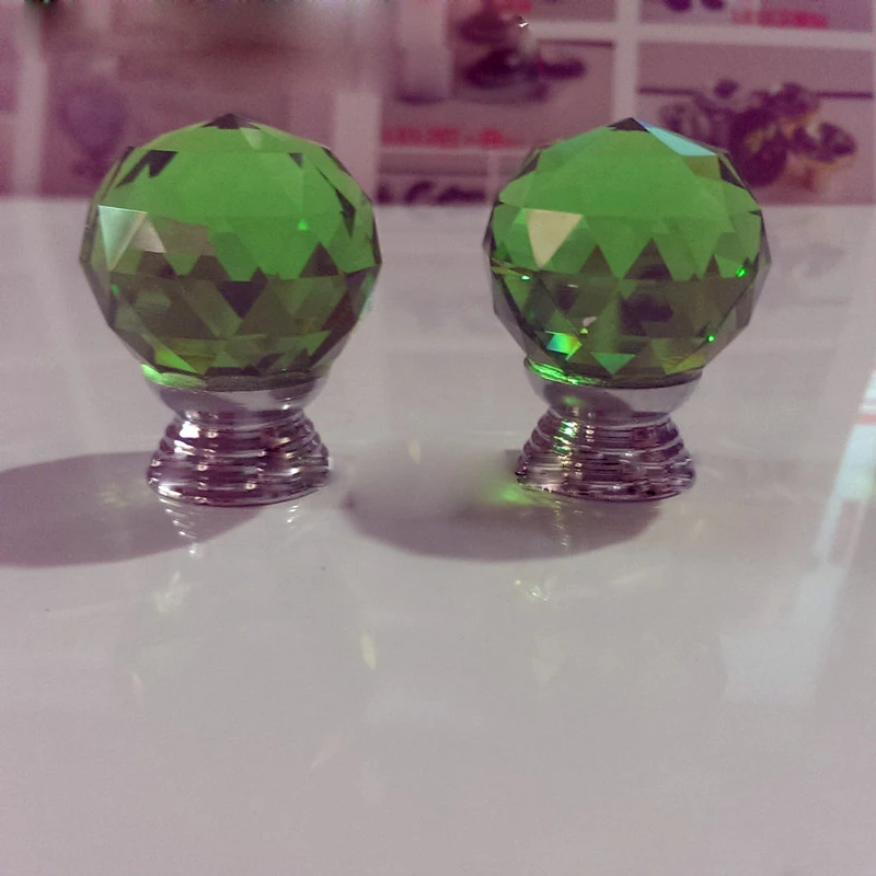 Хрустальный шар травянисто-зеленого цвета в руке роскошный европейский хрустальный шар в руке оптовая продажа бриллиантового хрусталя бриллиантовый хрустальный шар