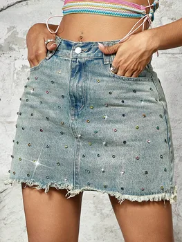 2023 Очаровательная женская мини-юбка из джинсовой ткани с необработанным подолом, украшенная яркими стразами, в стиле Hotgirl Rave.  4