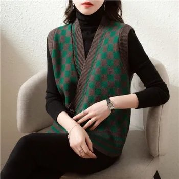 Женская осенне-зимняя мода с V-образным вырезом и пуговицами контрастного цвета, Нестандартный иностранный стиль, Универсальный свободный свитер, вязаная майка  5